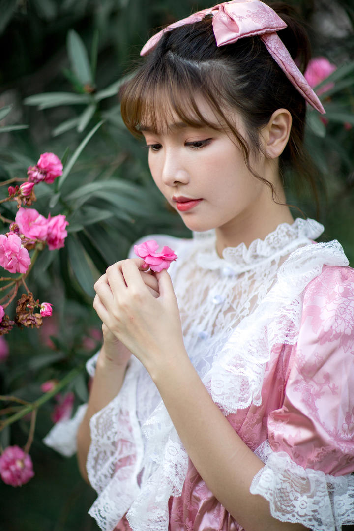 赏花的清纯美女壁纸图片大全