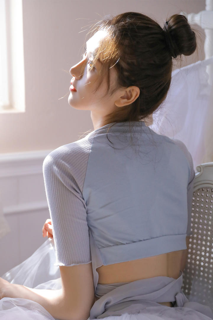 扎着丸子头的清纯女生背影写真