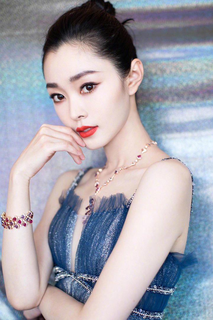 大眼睛的漂亮美女明星宋轶个人艺术照图片