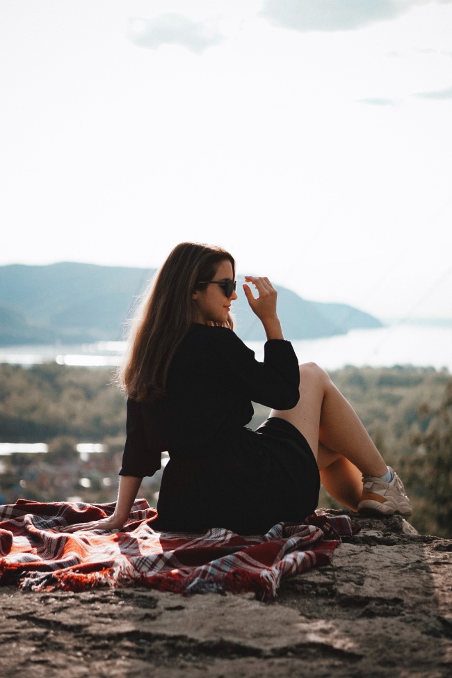 黑色衬衫裙美腿女生图片
