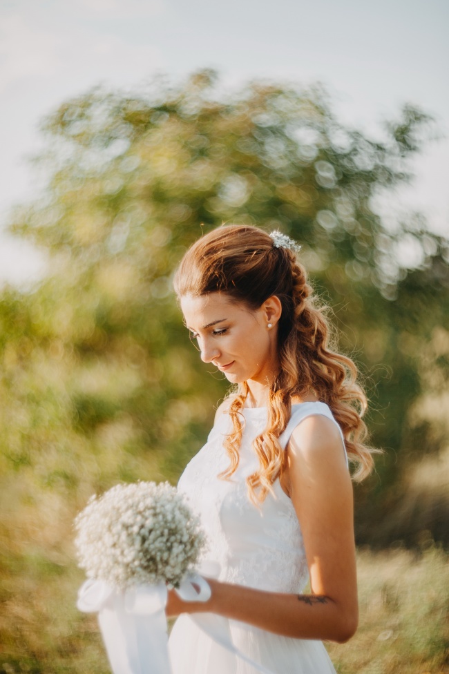 手捧花束的婚纱美女图片
