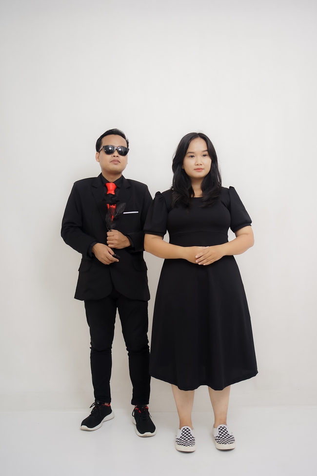亚洲时尚黑色情侣穿搭写真图片