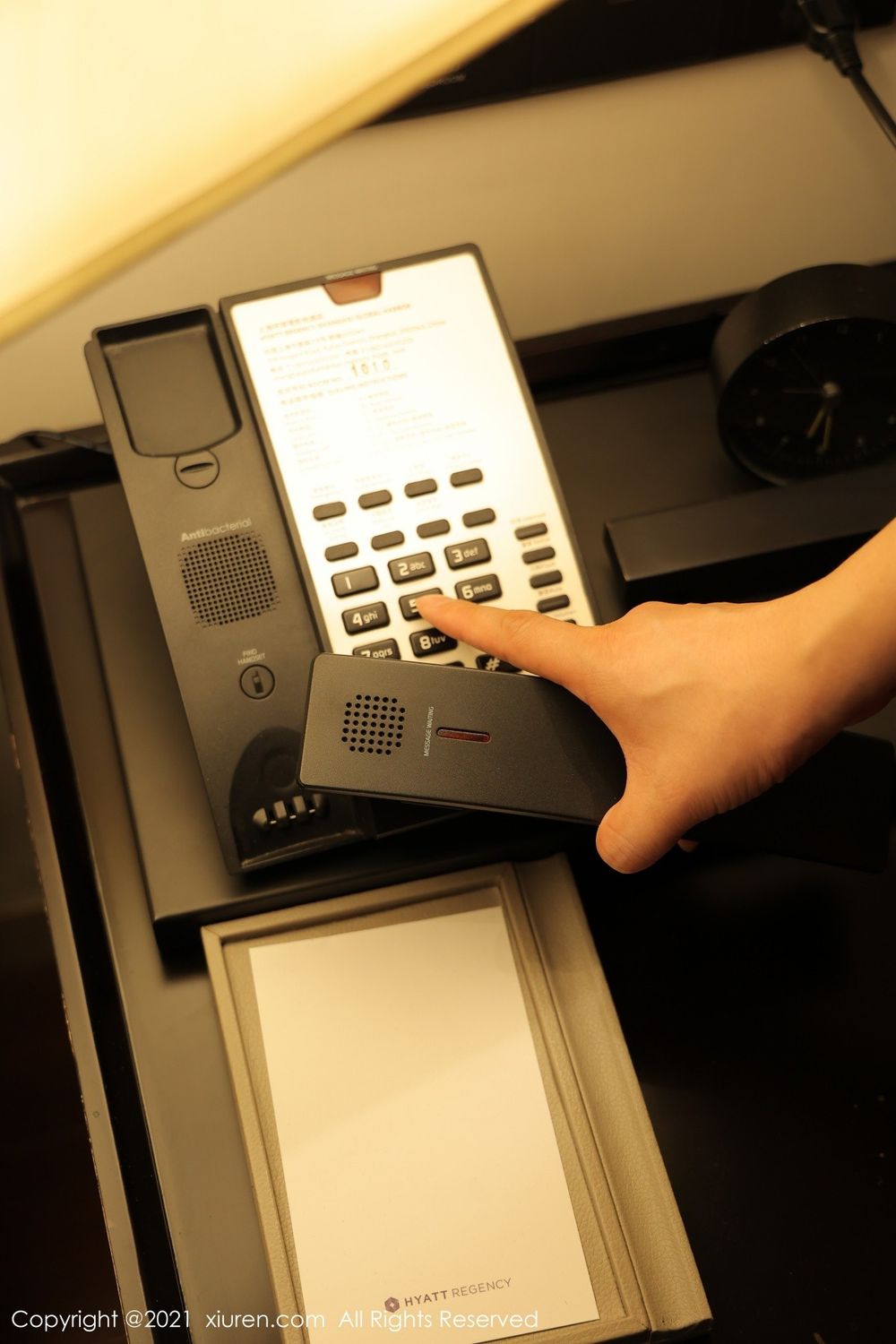 秀人网新人模特summer宝宝白衬衫+黑丝美腿+职场OL性感写真