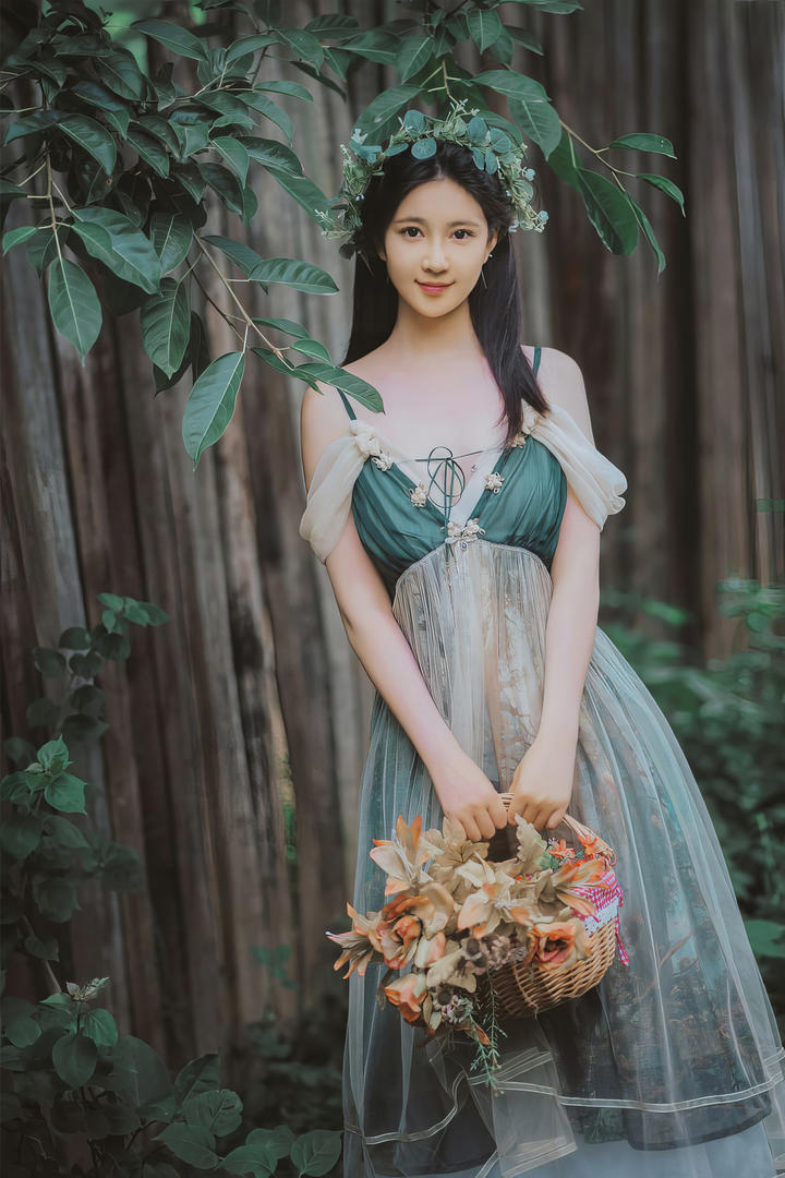 提着花篮的漂亮美女公主唯美艺术照