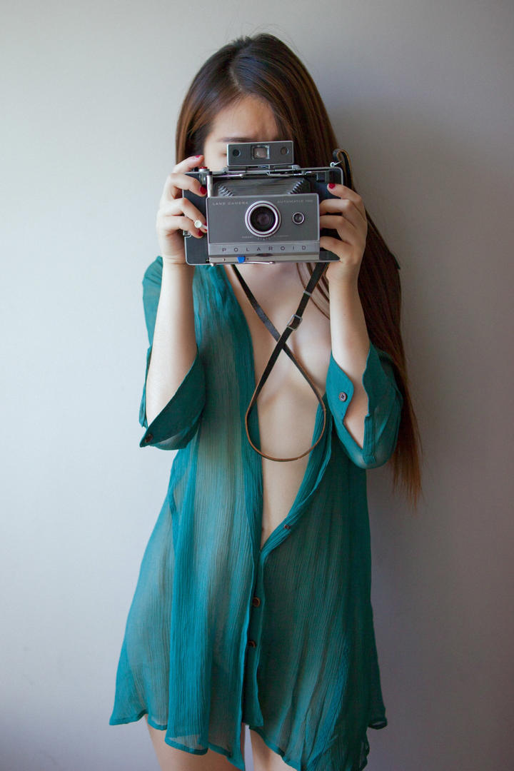 拿相机拍照的性感美女