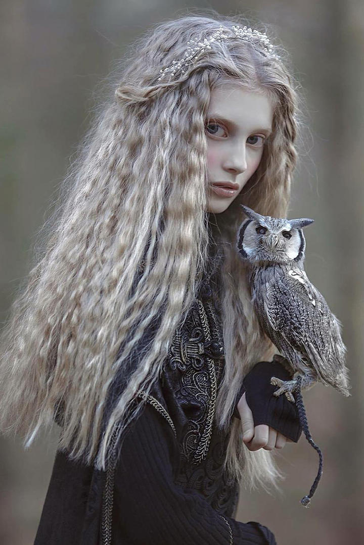 高清欧美女生与猫头鹰艺术写真图片