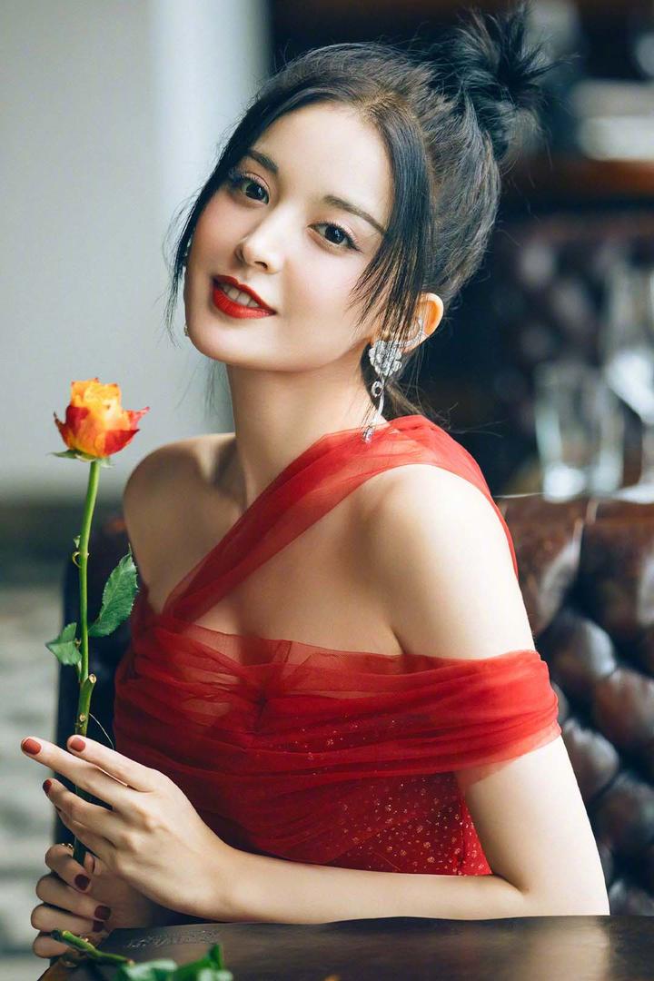 穿着红色纱裙的美女明星古力娜扎图片