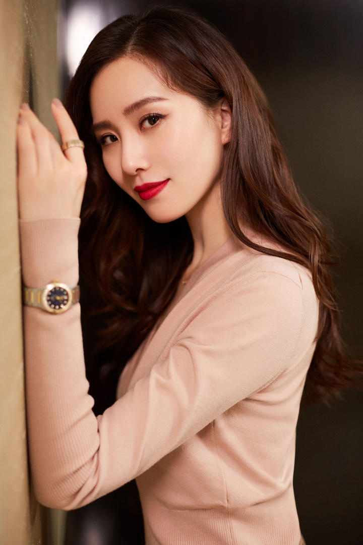 趴在墙上的中国甜美美女明星刘诗诗写真图片