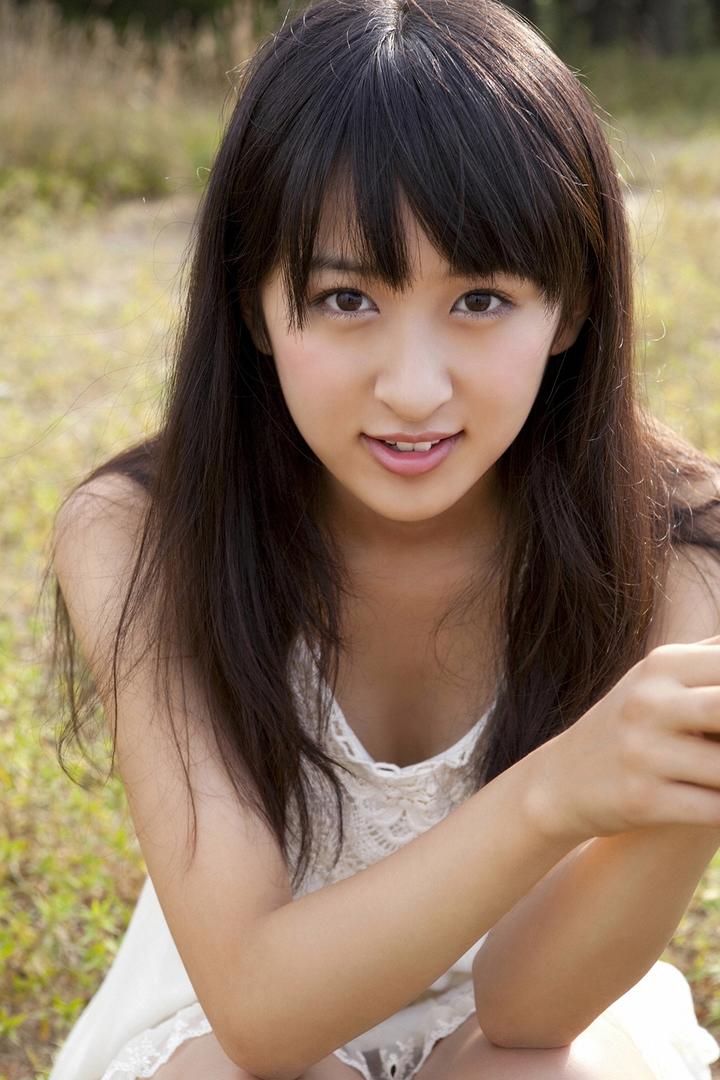 穿白色连衣裙的日本清纯女生高清图片