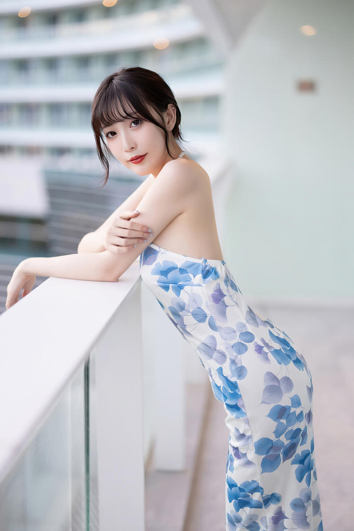 趴在栏杆上的美女模特林星阑雪白香肩诱人写真图片