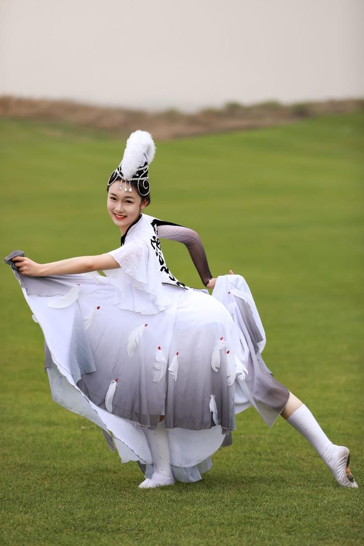 翩翩起舞的蒙古族服饰美女写真图片