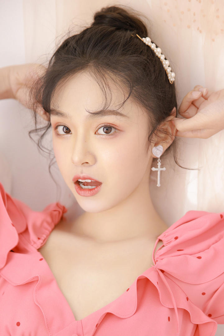 扯耳朵的极品清纯美女