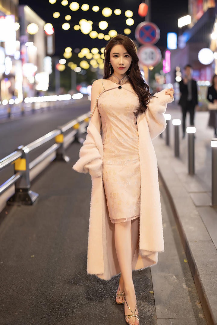 穿着粉色大衣的街拍美女绯月樱写真图片