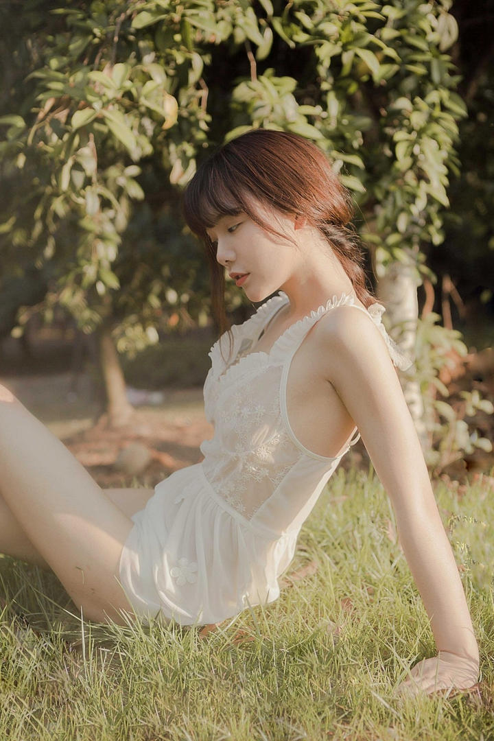 坐在草地上的高清唯美清纯美女图片