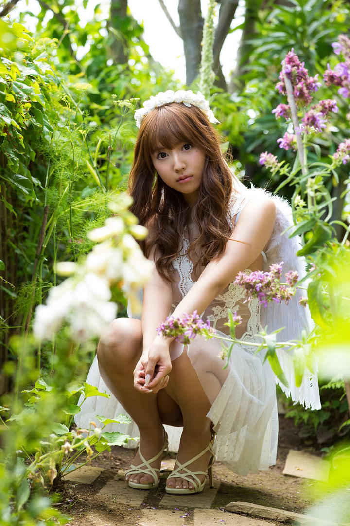 蹲在地上的高清日本清纯美女写真图片