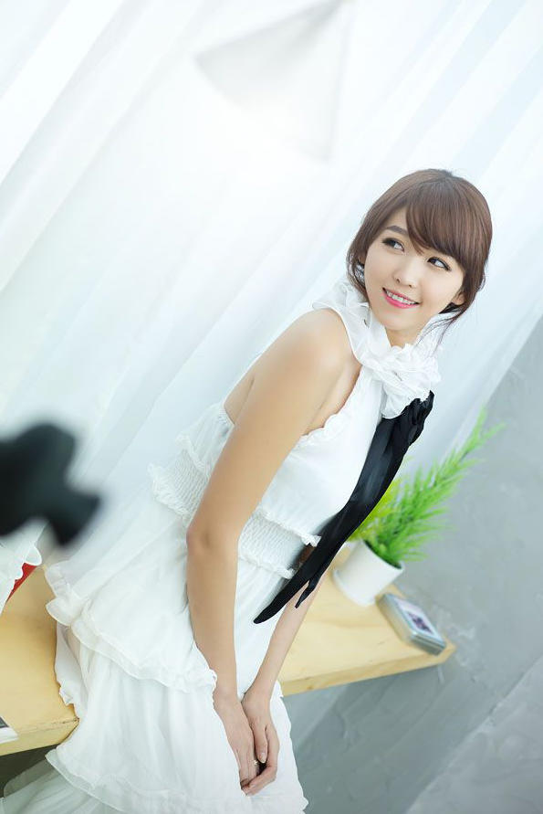 坐在桌子上的韩国清纯美女李恩慧图片