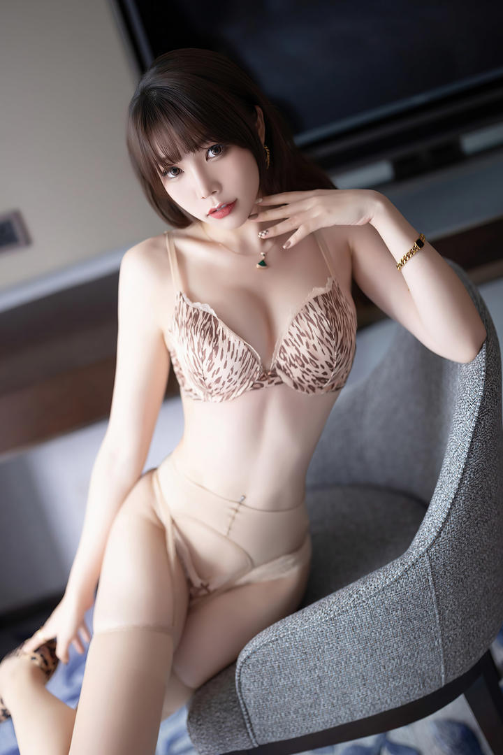 高清性感美女芝芝脱光衣服精品写真套图
