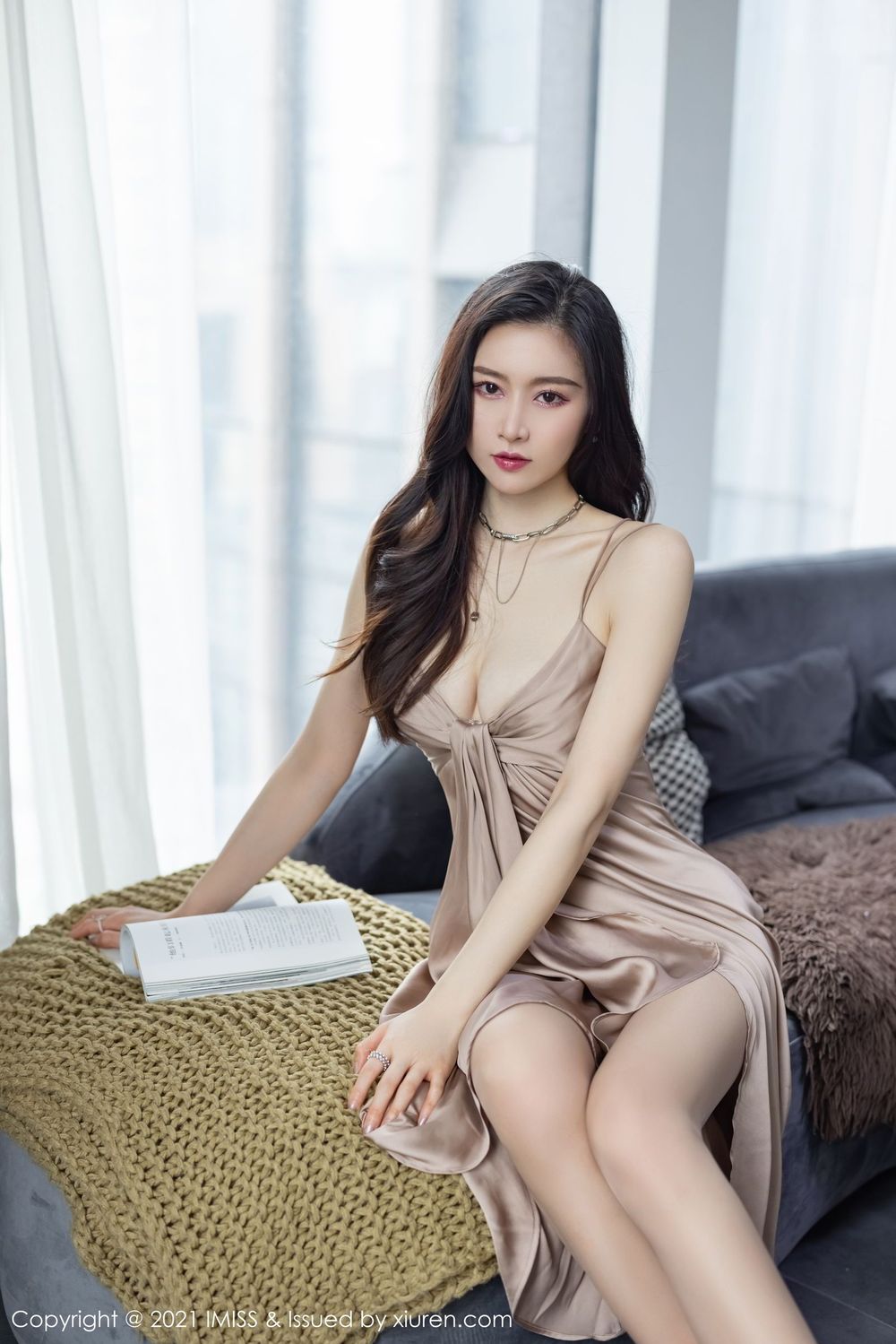 爱蜜社气质美女Vanessa曼妙娇躯丝质V吊裙高开叉系列性感写真