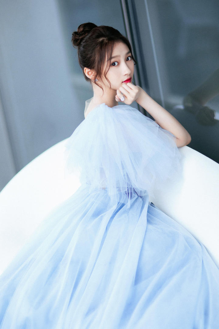 国内当红女明星关晓彤穿蓝色纱裙写真图片