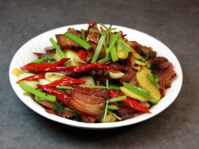 干椒炒腊肉摄影图片