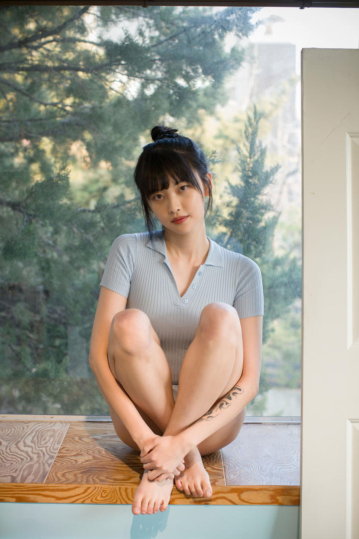 坐在窗户上的唯美清纯女生头像真人写真图片