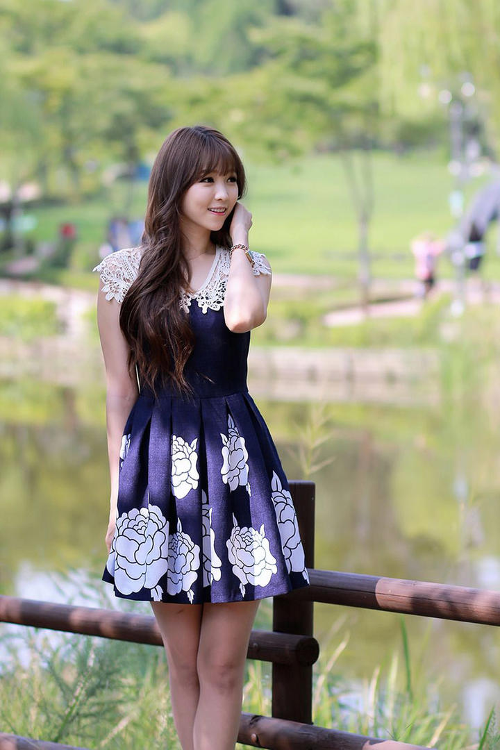 站在栏杆边的韩国美女明星李恩慧高清写真