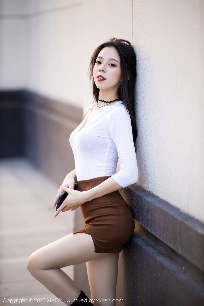 语画界美女模特言沫丝袜美腿户外内衣诱惑车拍系列写真
