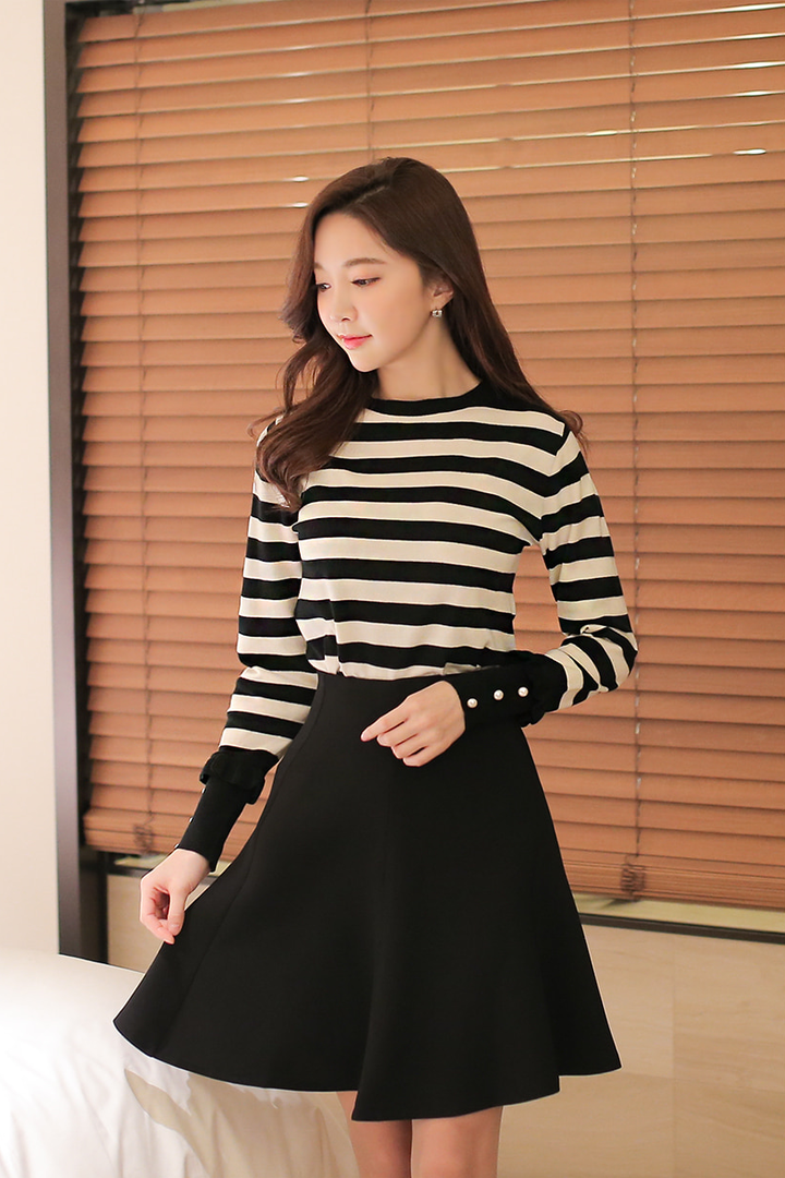 站在床边的韩国气质美女朴秀妍写真