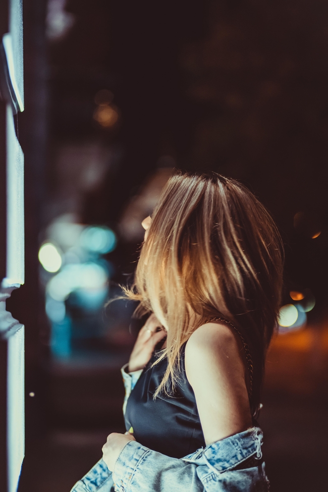 午夜街头性感撩人美女图片