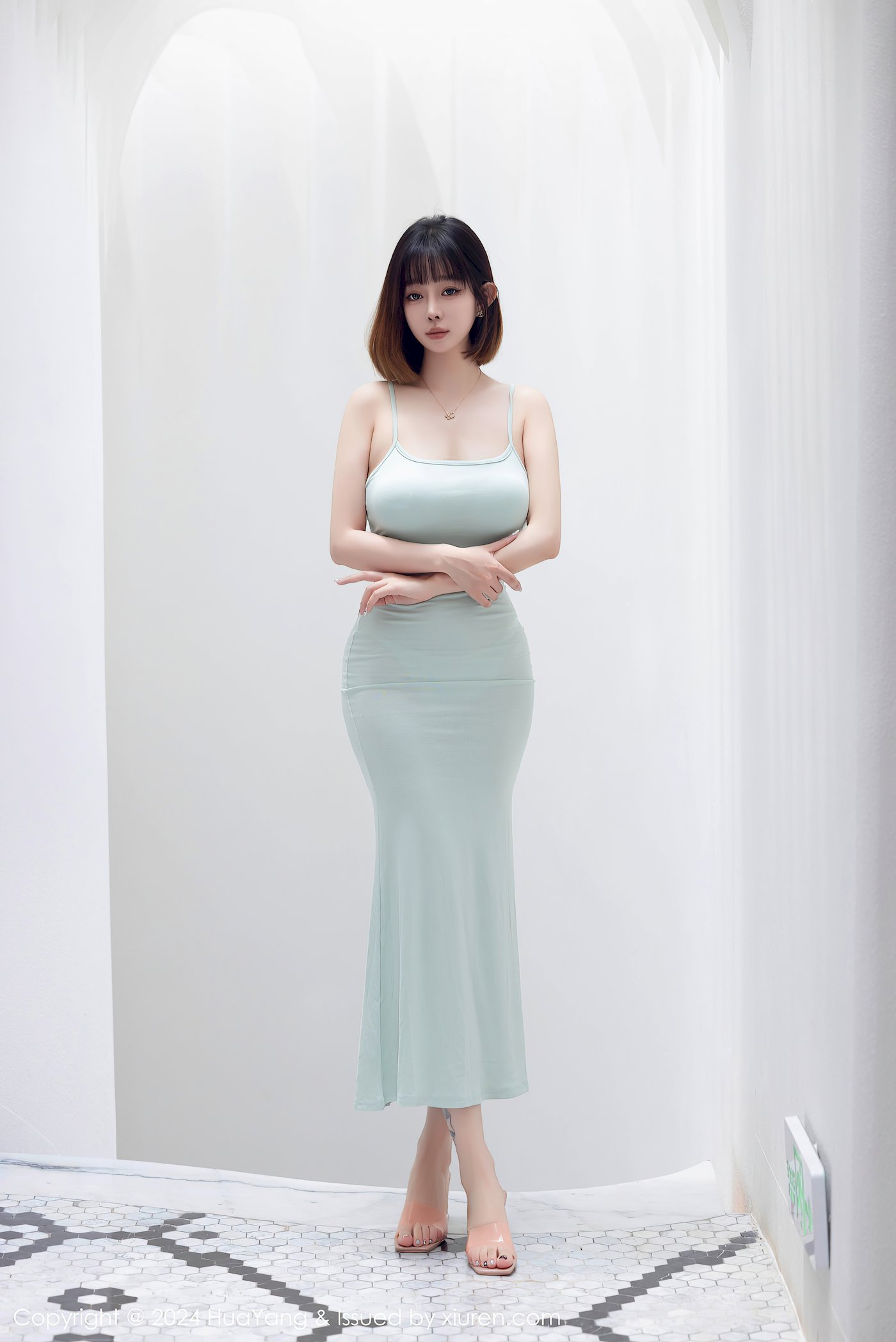 花漾Show女神王雨纯淡绿连衣长裙撩人心弦大理旅拍