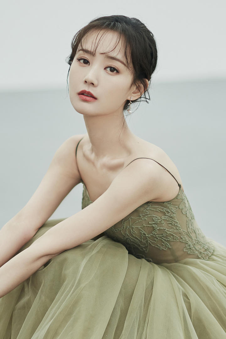 性感吊带长裙美女李一桐图片