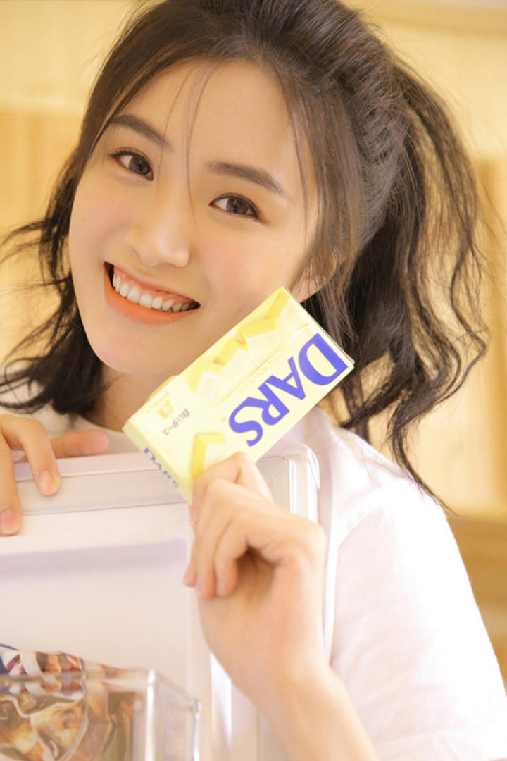 拿着零食的气质清纯美女图片