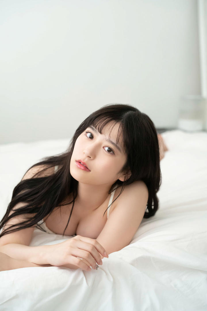 日韩国产69精品久久久久久精品竹菊美女趴在床上性感图片