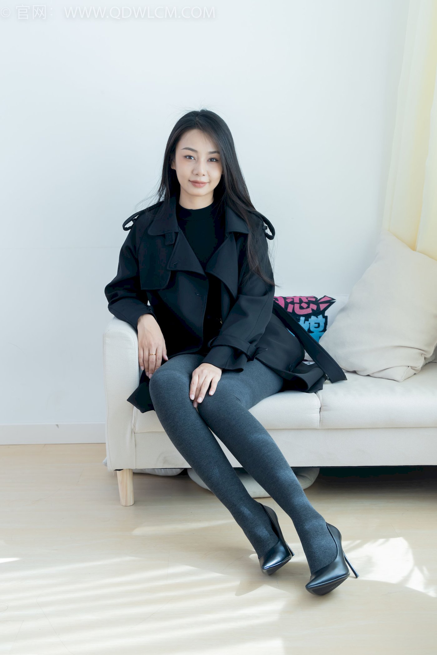 物恋传媒模特岚岚黑色风衣厚灰丝居家知性写真
