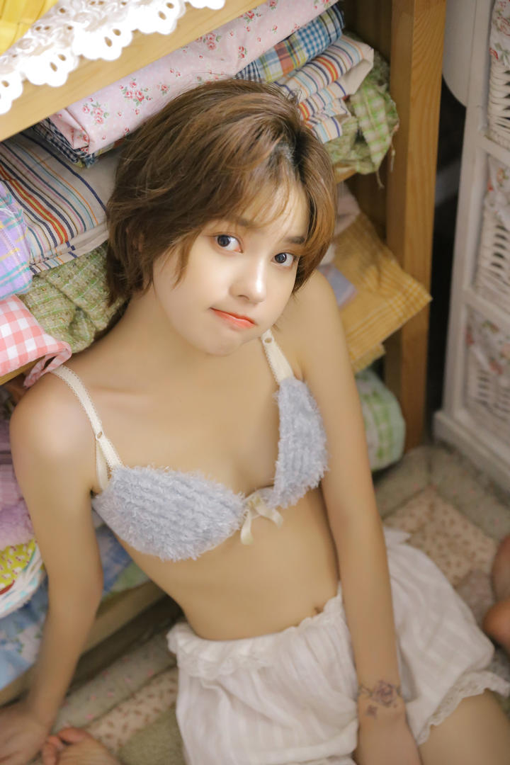 幼嫩短发清纯女孩内衣照私拍图片