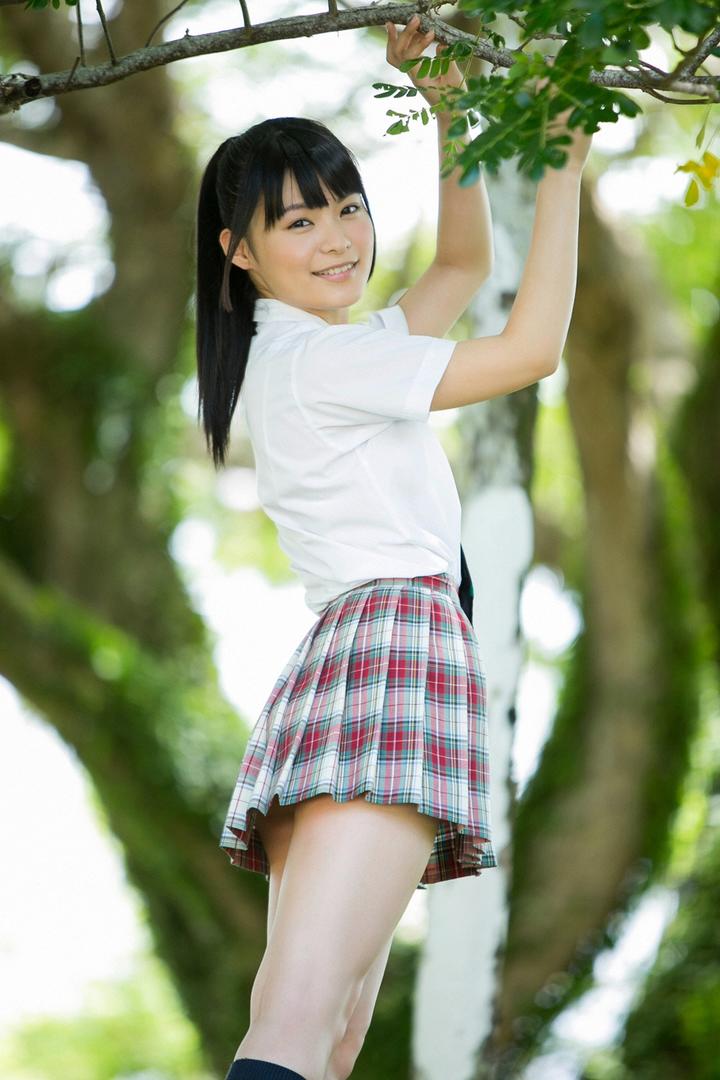 穿JK超短裙的日本清纯马尾辫美女户外摄影图片