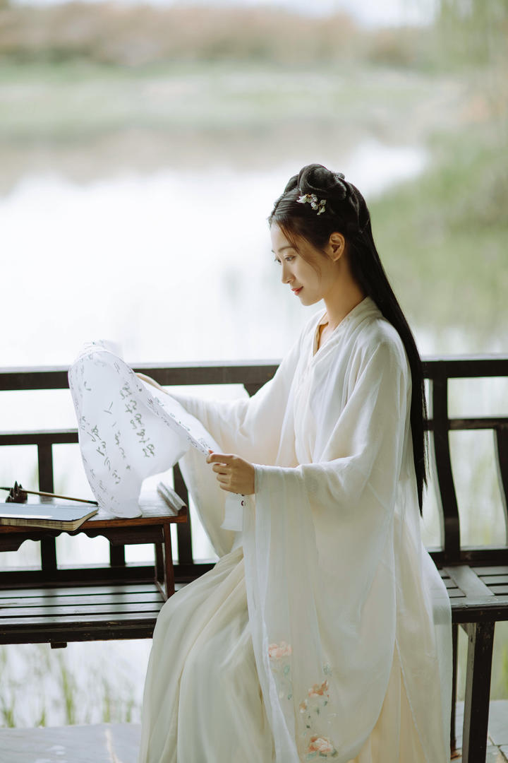 吟诗作对的古典气质美女古装艺术照图片大全