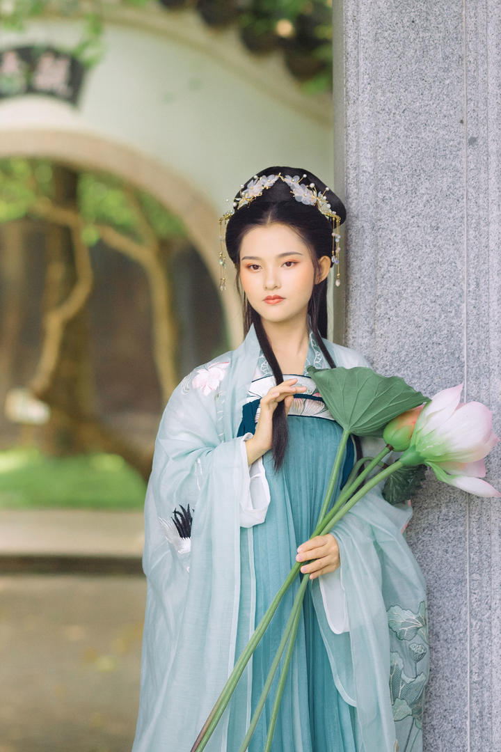 抱着荷花的古装美女古风图片免费下载
