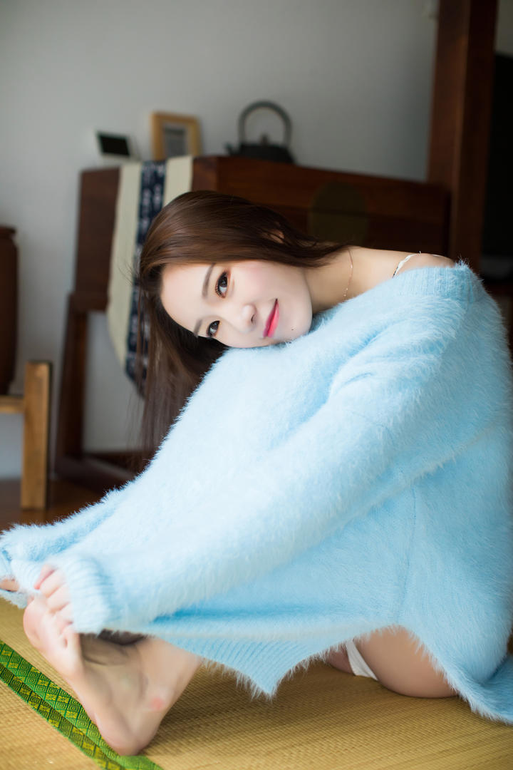 坐在席子上的高清性感美女图片