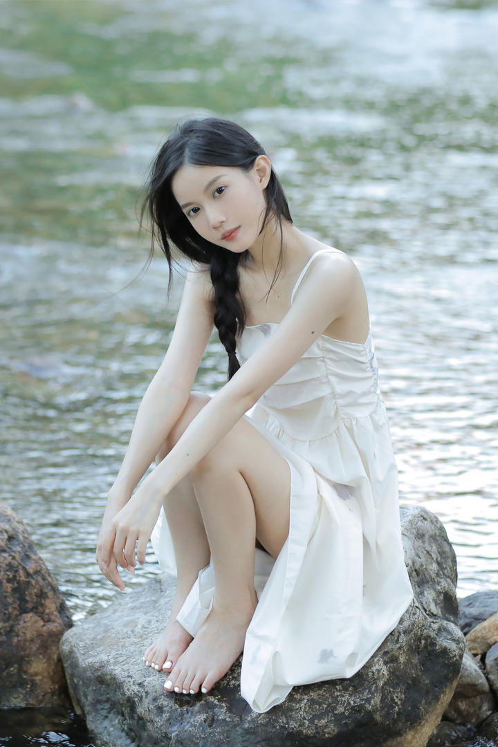 肤白貌美的瘦弱女生户外人像艺术摄影图片欣赏