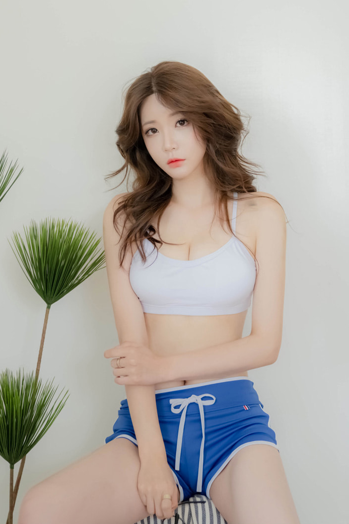 穿着运动短裤的韩国美女模特柳京图片