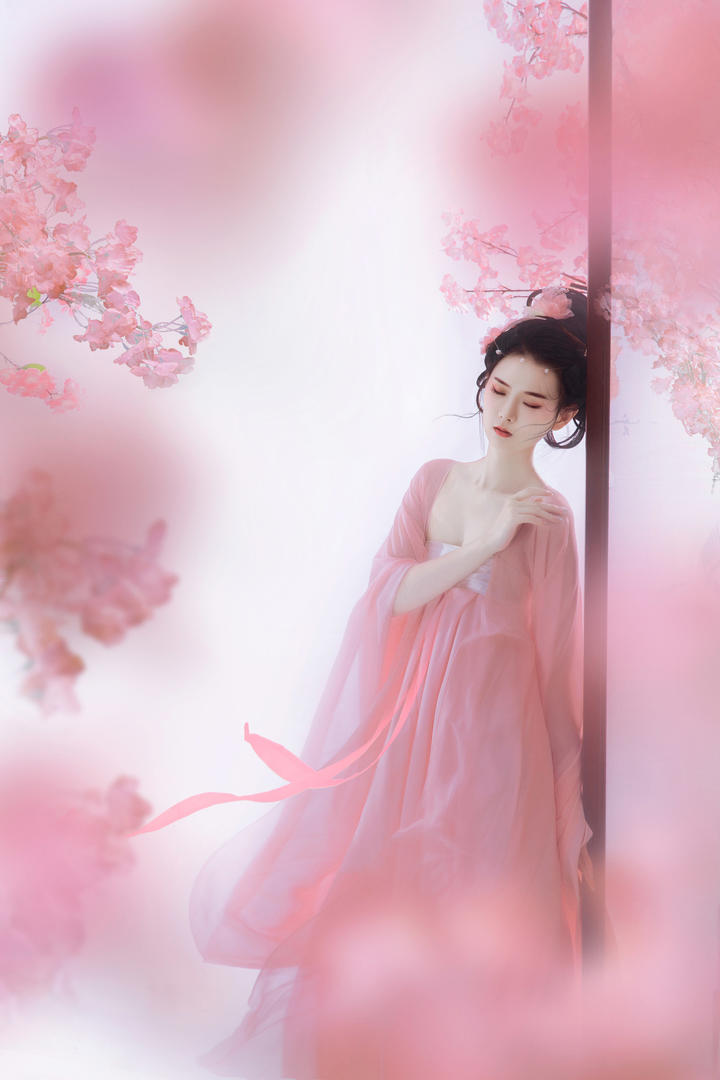 穿粉色古装的少女唯美艺术照图片