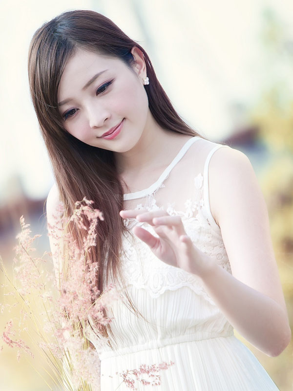 靓丽长发美女铁轨清纯写真