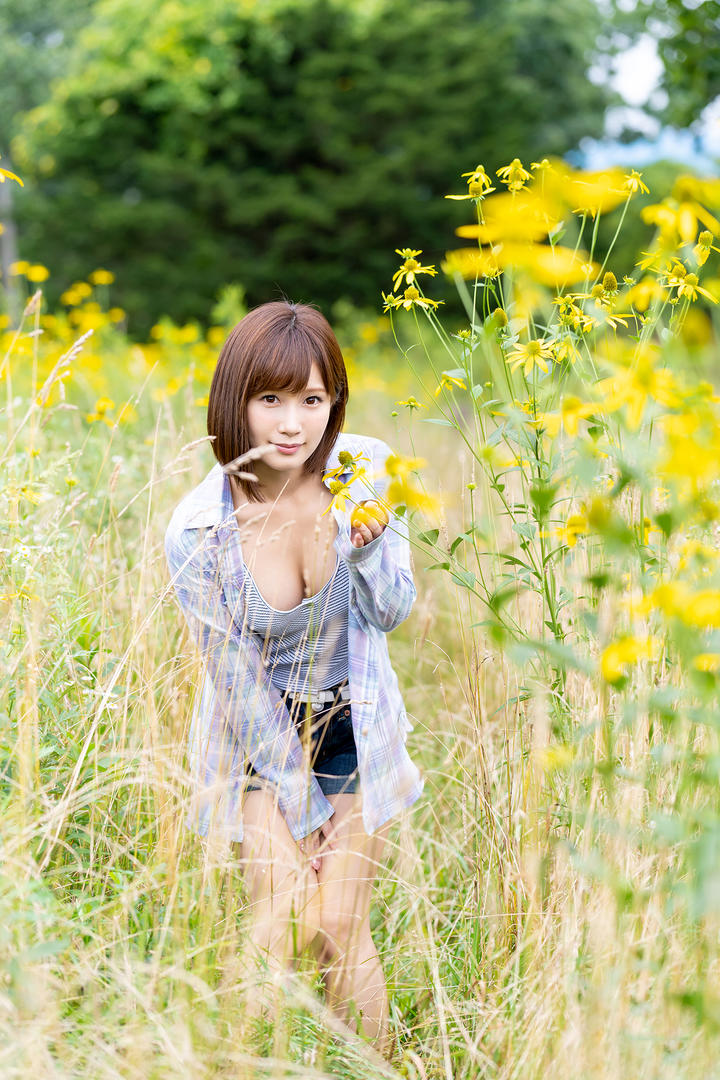 草丛中的日本短发美女小島户外摄影写真图片