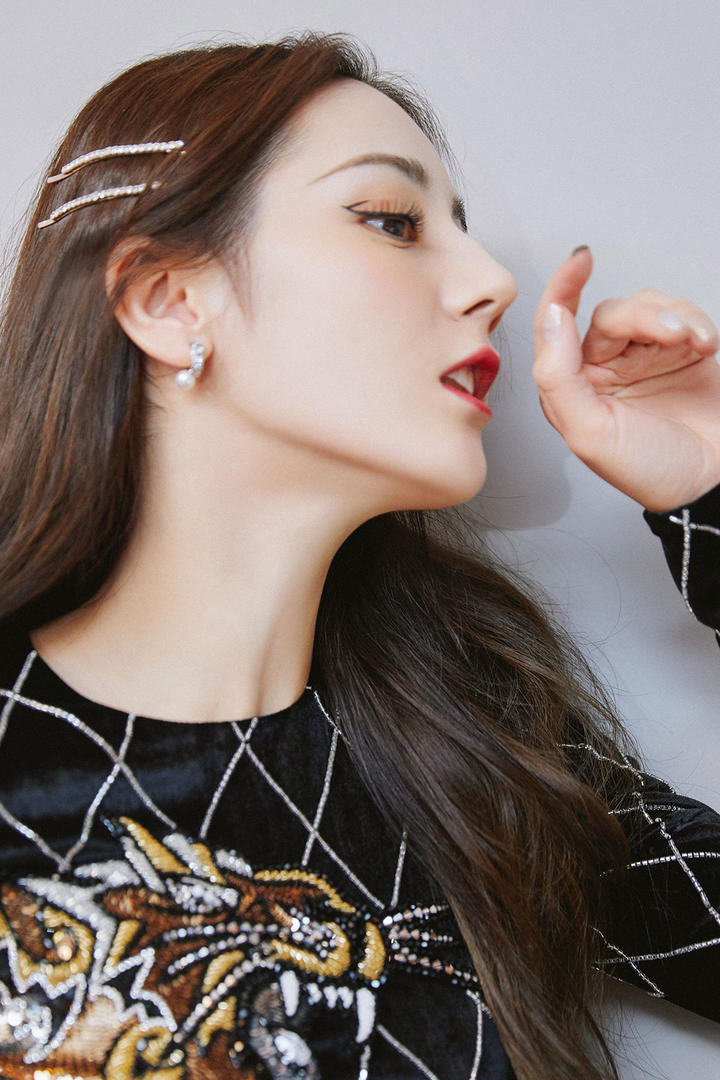 高清新疆美女明星迪丽热巴图片