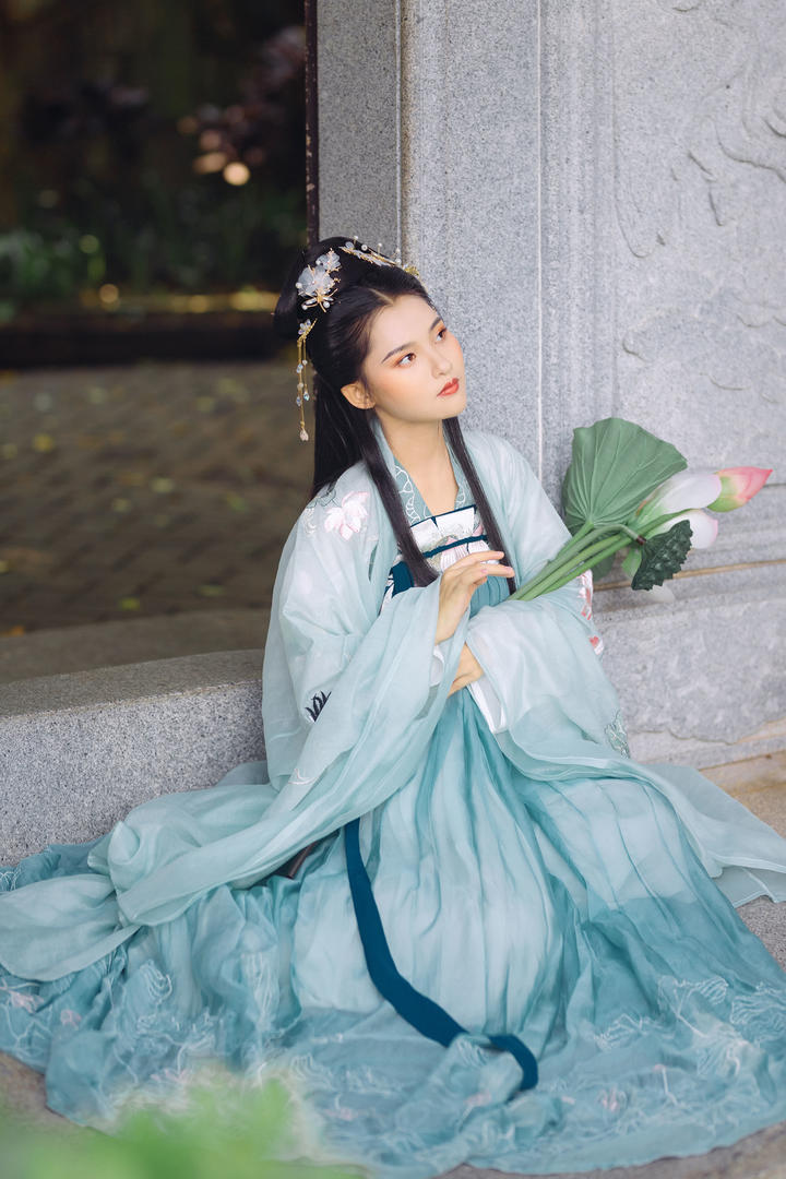 穿着汉服的小姐姐唯美古风图片欣赏