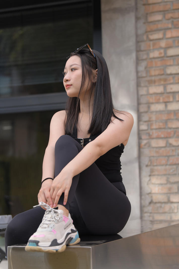 穿黑色瑜伽裤的美女模特国产3A街拍美女大全