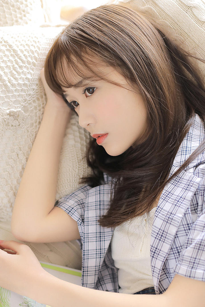 坐在沙发上的高清可爱女生头像写真图片