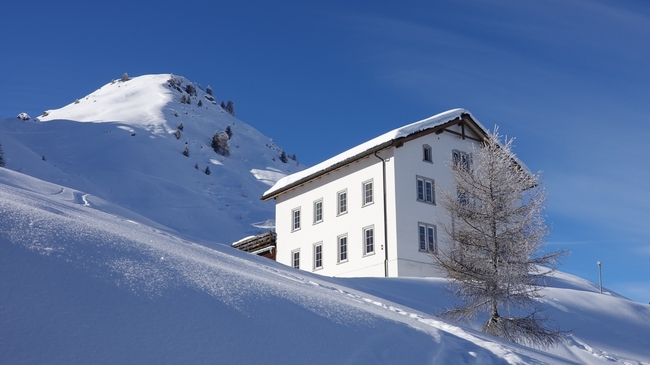 冬季雪山白色房屋建筑摄影图片