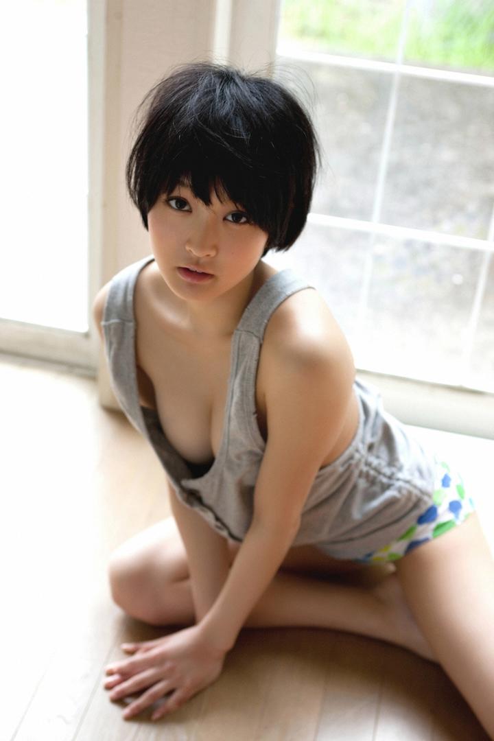 日本短发青春美少女人体艺术写真图片